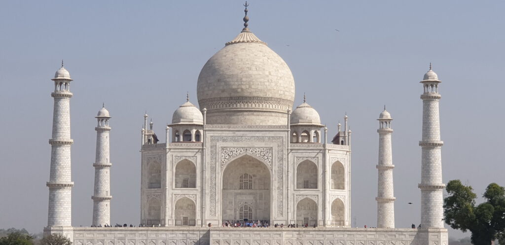 Boeddhistische pelgrimstocht per trein - India en Nepal: treinstop in Agra voor wereldwonder Taj Mahal © Maarten Olthof